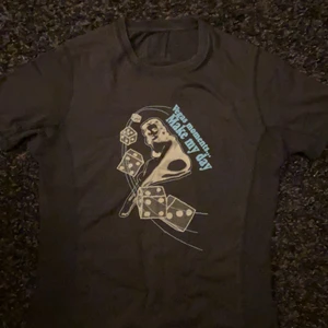 T-shirt med tryck - T-shirt med tryck i storlek S, okej skick