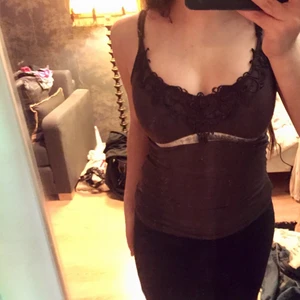 Brunt linne med detaljer - Har aldrig använt så den är så gott som ny!