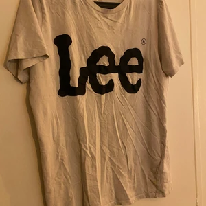 Lee t-shirt - Säljer min t-shirt. Den är väldigt skön och passar till mycket. Både mysdagar och lite finare tillfällen. Köpt på Carlings men inte använd efter det. *köparen står för frakt