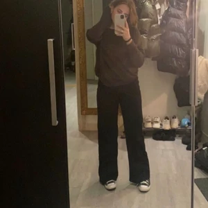 Jätte fina svarta byxor  - Jätte fina i bra skick använda 1-3 gånger 