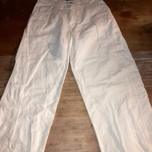  Vita Armani jeans, 150kr - Jag köpte byxorna för 1 månad sedan, byxorna är bra kvalitet och kommer hålla länge, jag är 175cm lång och dem passar mig perfket dvs att dem är lite långa ner till 