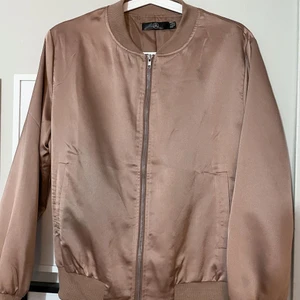 Rosegold bomber jacka strl 38 - Missguided rose gold bomber jacket, storlek 38. Aldrig använt säljer för 100kr.
