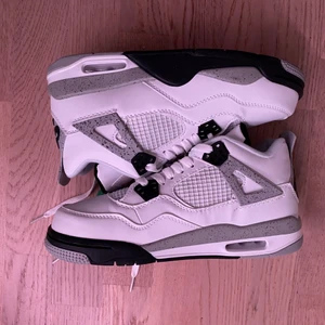 Jordan 4 retro white cement 2016 - Köpta från plick men helt oanvända. Skick 9,5/10. Pris kan diskuteras. Va inte rädd för ställa minsta fråga.😄
