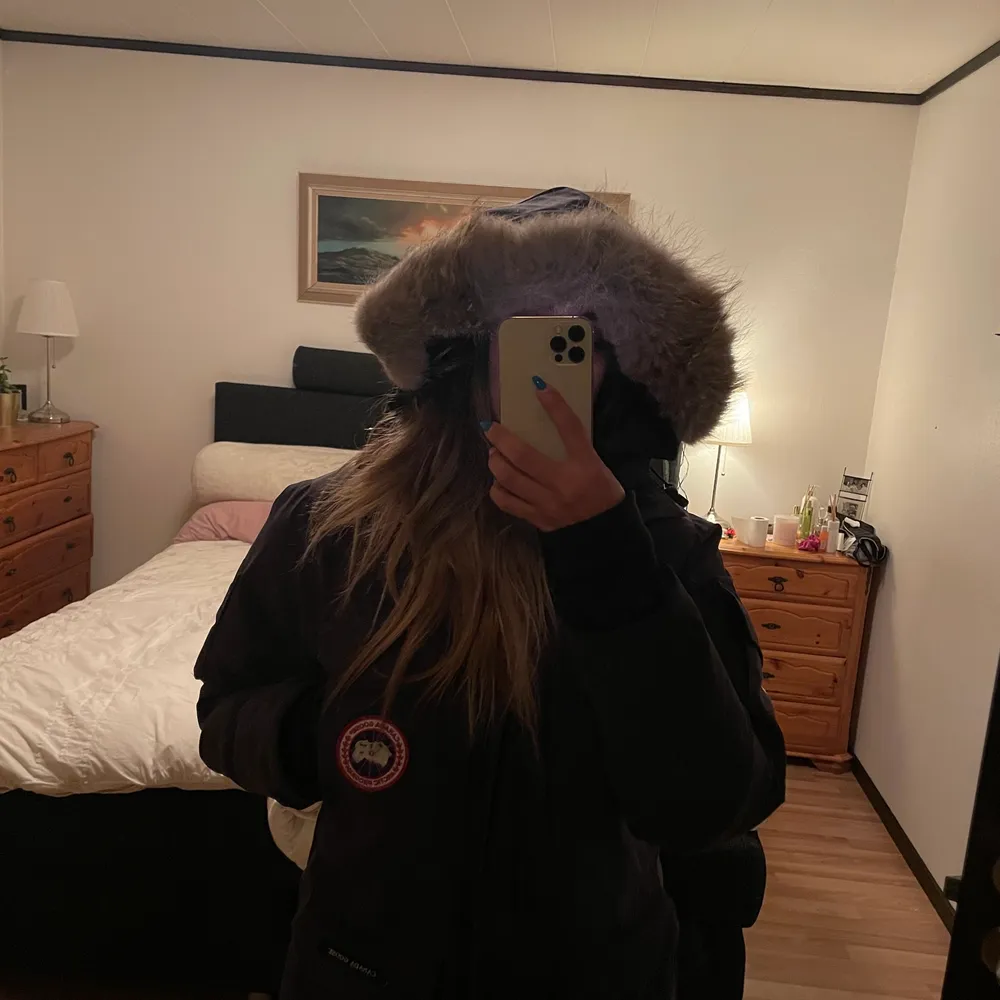 Säljer min jätte fina Canada Goose, den är endast använd en vinter sparsamt (men kan behöva en tvätt) säljer den för den bara tar plats så prioriterar snabb affär och kan gå ner i pris om det är en snabb affär! 💕. Jackor.