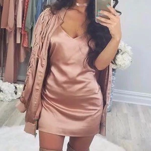 Carli bybel, bomber jacket strl 38 - Carli bybel x Missguided rose gold bomber jacket, storlek 38. Aldrig använt säljer för 100kr 