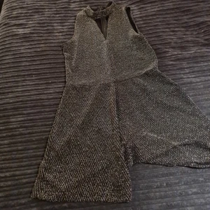 Byxdress - Jättefin byxdress i svart glittrigt material. Väldigt snygg till fest som nyår eller andra fest tillfällen. Endast använd vid 1 tillfälle  100 kr