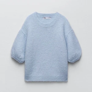 Stickad tröja - En jättefin blå tröja som är stickad och kortärmad, använd två ggr så tröjan är som ny