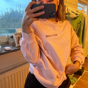 Self love tröja  - Rosa tröja från H&M i storlek XS. Inga defekter. Frakt tillkommer, meddela vid frågor eller intresse 🤎
