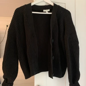 Kofta - Svart oversized kofta från hm. Använd 3 gånger och har legat i garderoben sedan dess. I stl M. Köparen står för frakten