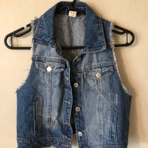 Jeansväst Strl. S - Känns som en storlek S även fast der står M. Kortare modell. 