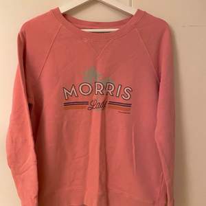 Morris sweatshirt från Nelly. Tröjan kom aldrig till användning, den är använd cirka 7 gånger. Den kommer så klart att strykas innan den skickas. 