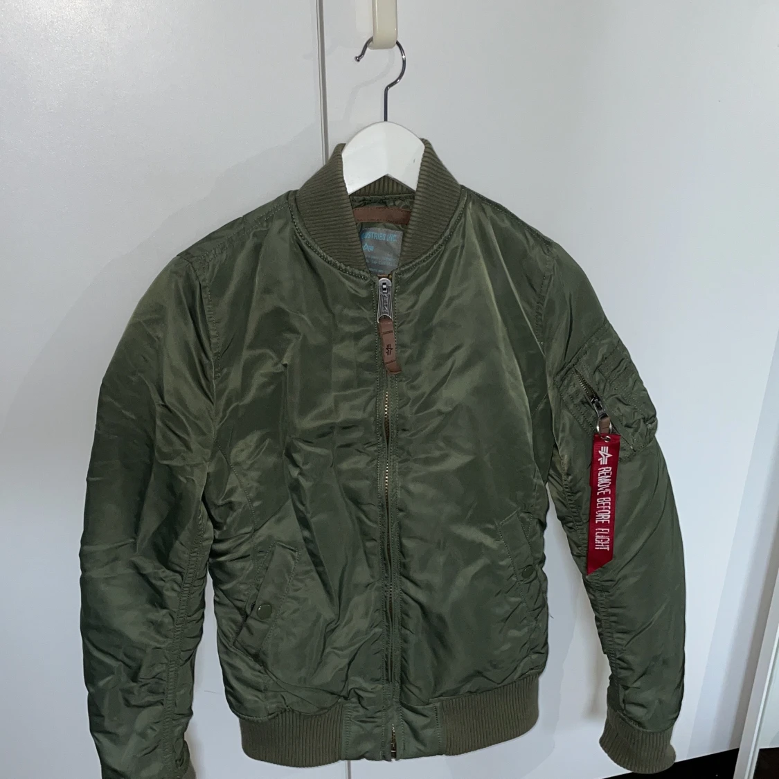 Grön bomberjacka från Alpha Industries - 91