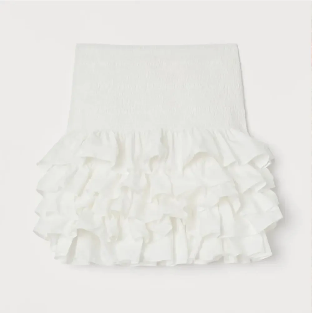 (Lånade bilder) Säljer denna jättefina kjol ifrån, köpte den sommaren 2020💗 så fin att antingen ha på sommaren eller nu på hösten med strumpbyxor!. Kjolar.