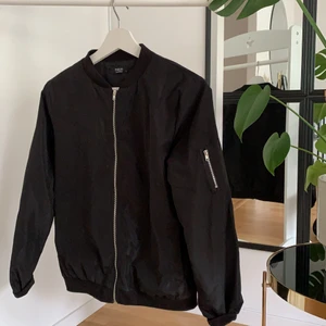 Svart bombarjacka - Svart bombarjacka, bra skick!