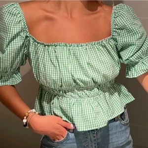 Vit/grön rutig topp - (Lånad bild!!) säljer denna super söta topp som man kan klä upp men också ha till vardags❤️ använt endast två gånger därav att jag lånade en bild från en annan tjej ❤️
