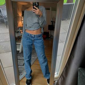 Skit snygga Low Wastied jeans från weekday! Säljer pga jag har 2 likadana! Sitter perfekt på, lite oversized! Modellen är Arrow, slutsålda typ överallt!💓 jag har oftast 34 i jeans och är 160 lång