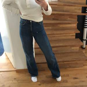 Mörkblåa jeans från Zara. Storlek 36. 100kr+ 66kr frakt💗