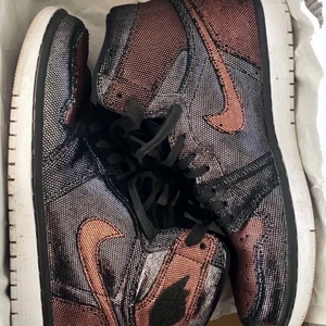 Jordan 1 high limited edition - Säljer mina as coola limited edition jordans. Jätte bra skick och ser knappt använda ut! De är extremt svåra att hitta, och säljer dom pågrund av att de inte passar mig längre😢 storleken är 39/40. 