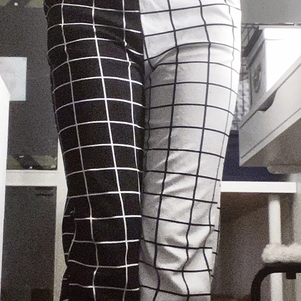 hey i have for sale black and white checkered pants, nossone only a few times.  perfect condition.  I only ship around gbg, there is no shipping.. Jeans & Byxor.