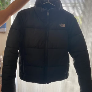 The north face jacka - Säljer min fina The North Face jacka i storlek S💕💕 Använd en vinter men har inga täcken på slitage. Köpt för 2499, buda från 1000 eller köp direkt för 1700. Eventuell frakt ingår inte i priset utan köparen står för fraktkostnaden.💕💕