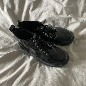 kängor från h&m - storlek 36! använt skick men inga större skavanker! inga fler bilder finns då allt ligger redo för att postas! frakt på 66kr tillkommer! LÄS TEXTEN I BION INNAN KÖP OCH FRÅGOR!