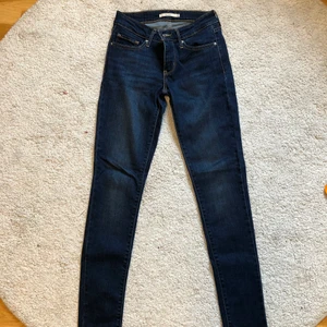 Mörka Levis jeans - Mörkblåa levis jeans som är lite lågmidjade. Skulle säga att de är storlek 34/36.