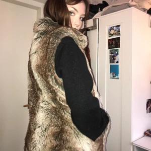 pälsväst - skitmysig pälsväst med ögglor i sidan där ett skärp får plats! strl: s/m  - men passar vemsomhelst egentligen! själv har jag strl xs. 🌟