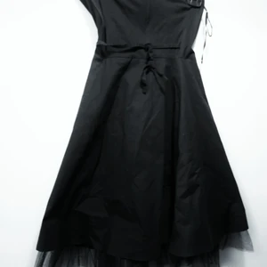 Tyllklänning svart xs - En fin klänning i svart med underkjol i tyll. Stl XS