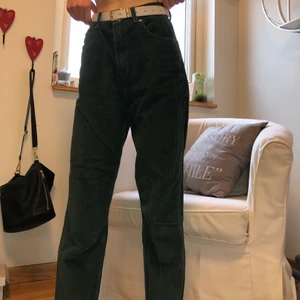 Gröna manchesterbyxor - Ett par fina mörkgröna manchesterbyxor i storlek 36. Bättre bild på färgen på bild 3. Skönt material och väldigt bekväma! Säljer till den som budar högst och budgivningen börjar på 200kr + frakt.