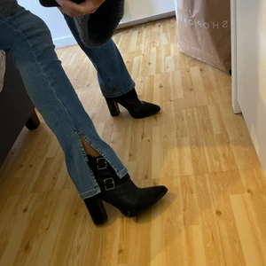 Svarta boots med detaljer  - Storlek 37. Supersköna. Använda 2 ggr. Hämtas i malmö eller fraktas 