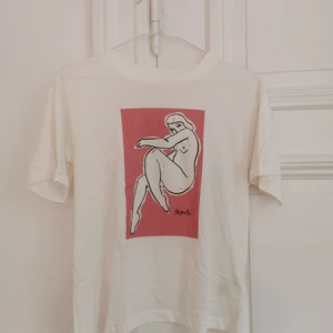 Oversized t-shirt med tryck, Monki xs  - Vit oversized t-shirt med tryck. Från Monki, storlek xs. Köparen står för frakten, kan även hämtas i Malmö! 