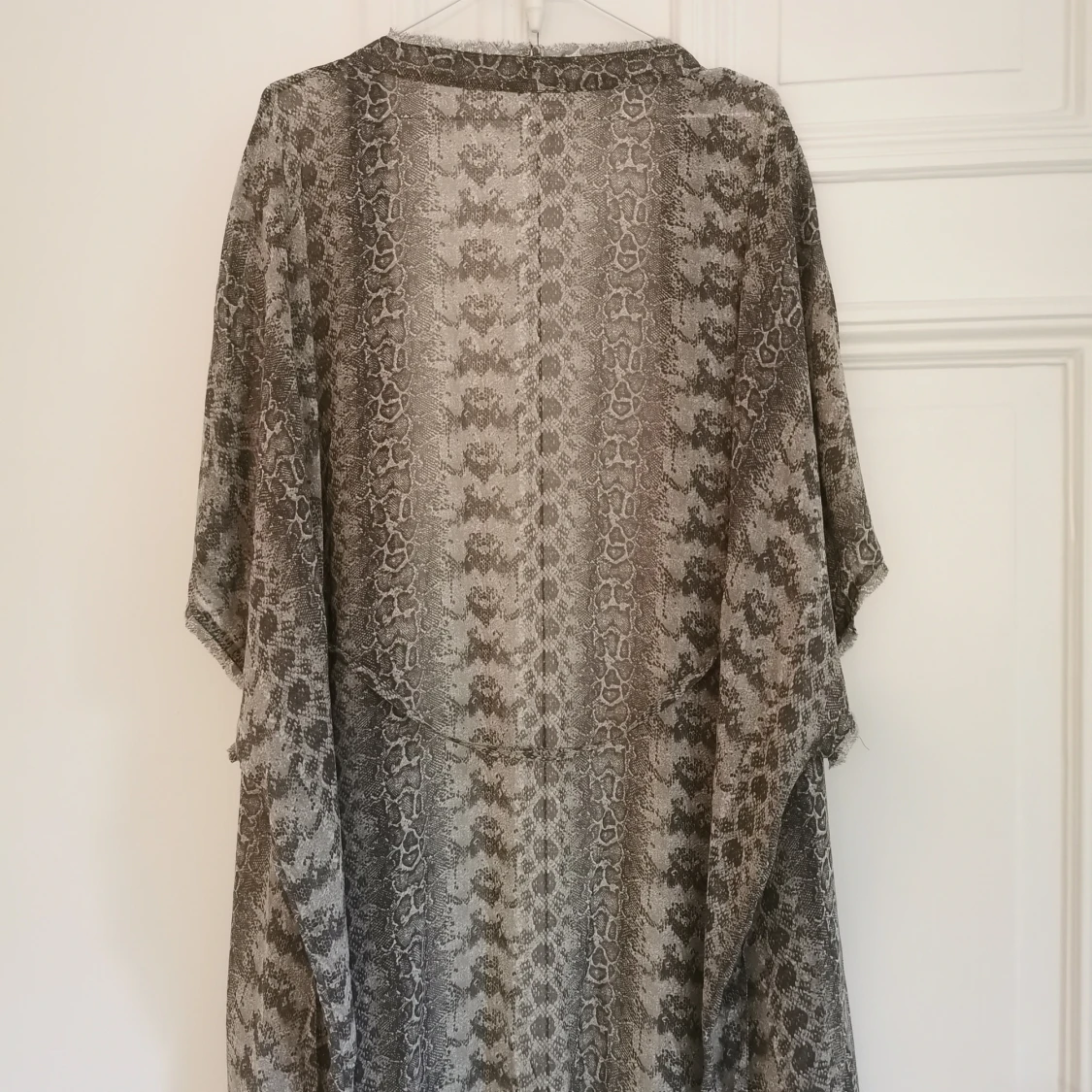 Kimono grå ormskinnsmönstrad - 91