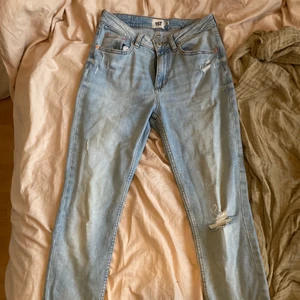 Vintage snake jeans - Dessa jeansen är ifrån lager 157. Väldigt stretchigt material. Dom är nästan aldrig använda, men dock väldigt skrynkliga. Dom är lite kortare och slutar ungefär över ankeln på mig som är 170cm. Minns inte vad jag betalade för dom i butik. Jag betalar tyvärr inte frakten.