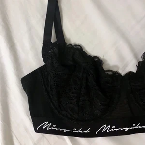 Bh med spets  - Svart bh med spets från Missguided. Aldrig använd.