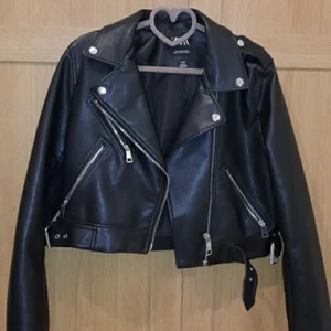 Läderjacka - Läderjacka från Zara, oanvänd Medium, köpt för 600 kr