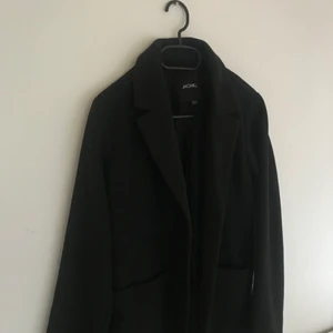 Jaka/kavaj - En fin svart kavaj som är i tjockare material. Går även att använde som en kortare kappa. Använd en gång. 