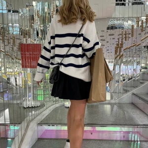 Randig stickad tröja  - Säljer denna snygga randiga stickade tröja från bikbok!! I storlek S!🤍