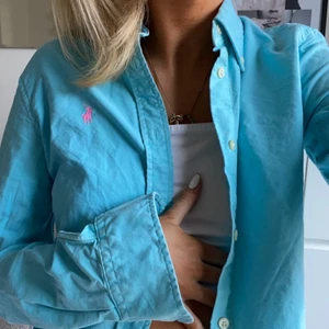 Ralph lauren skjorta - Säljer mina fina blå skjorta från Ralph Lauren, härlig färg💙💙💙💙 nästan aldrig använd!