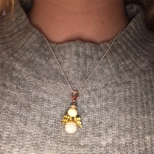 Gul/Guldig lyckoängel  - Hej detta är en gul/guldig lyckoängel den passar alla tider om året. En sån här lyckoängel får du för 15 kr. Är du intresserad skriver du till oss här på plick och sen Swishar man. Ha det bra!