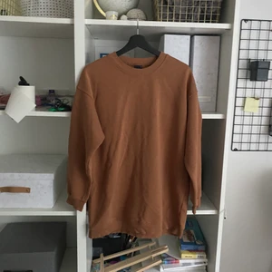 Höstig sweetshirt ifrån ginatricot!🍁🍂 - Jag säljer min mysiga sweetshirt ifrån gina då den inte kommit till användning, väldigt synd då den är otroligt mysig och fin! Den är storlek S men är rätt oversized! Den är knappast använd och nypriset är 300kr, säljer för 150kr! Pris kan diskuteras!🥰