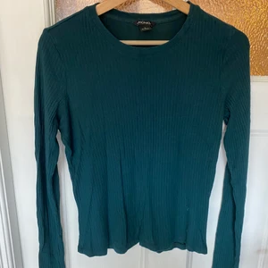 Smaragdgrön tröja från Monki  - Smaragdgrön långärmad ribbad tröja från Monki. 