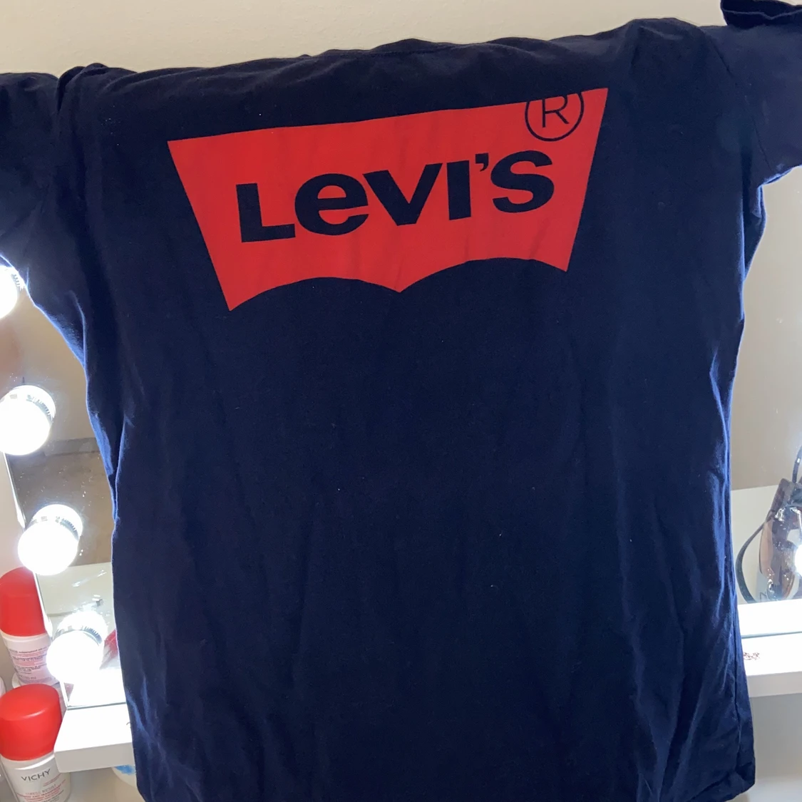 En blå levi’s T-shirt - 91