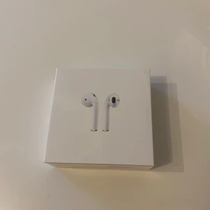 Airpods - Säljer ett par airpods ifrån Apple som jag köpte i augusti. Airpodsen är oöppnade och plasten är kvar runt förpackningen. Säljer då jag redan har andra hörlurar 🎧🌻 Priset diskuterar vi och jag kan mötas i Göteborg eller frakta🌸 hör av er om ni har frågor😊kvitto finns!