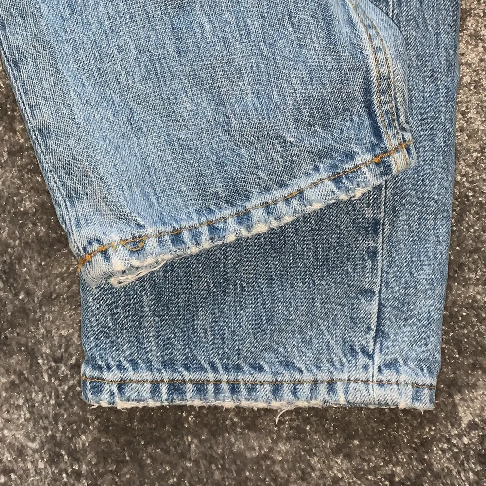 Såå snygga o trendiga straight leg jeans ifrån Gina. Inget fel på de förutom att de är lite slitna längst ner (se bild nr två). De är lite mörkare i verkligheten 💕 kan frakta, då står köparen för frakt, o kan skicka spårbart eller vanligt 🥰. Jeans & Byxor.