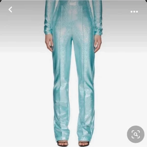 Saks Potts Inspierade byxor - Jag köpte dessa byxor här på Plick men tyvärr var de för små :((. Det är synd för tycker de är sjukt snygga då de liknar Saks Potts ”Lissi Shimmer Pant” både till stilen och passformen. De är i nyskick och aldrig använda av mig. Storleken är S men de passar även XS och möjligen M om man vill ha en tightare passform. De är ungefär 10 cm för långa på mig som är 162 cm. ❤️💜💖 hör av dig vid fler frågor!