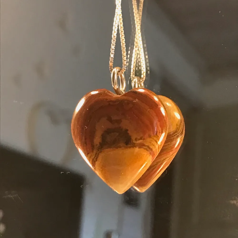 Kristallhalsband med en äkta aragonit. Kristallen är formad som ett hjärta 💓. Otroligt fin och unik! Bjuder på frakten:). Accessoarer.