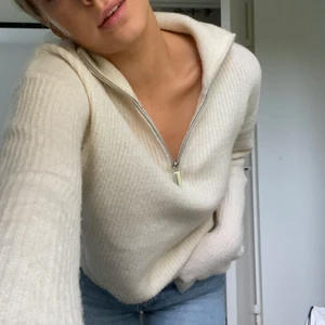 Stickad tröja - !Den är kvar så länge den inte är markerad som såld ! Stickad zip-tröja, så fin och så mysig men kommer inte till användning. 💛💛Från bikbok! ❗️Skriv privat också om du lägger ett bud❗️ Fraktkostnaden tillkommer 