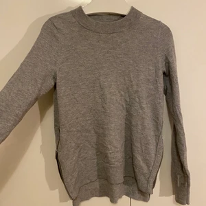 Stickat med dragkedja - Superskönt stickad grå tröja med snygga dragkedjor på sidan