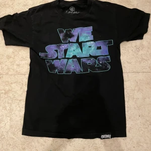 Starwars T-shirt  - Köpt på second hand men aldrig riktigt kommit till andvändning bra Skick:) 