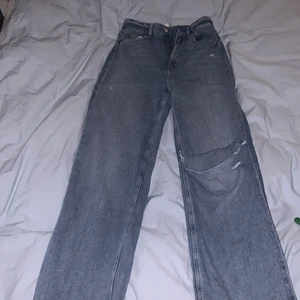 Jaens från hm  - Mycket fina jaen har lite slitningar i slutet av benen ❤️dem e från hm ❤️